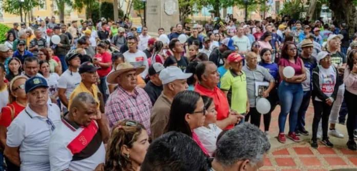 Desde las plazas Bolívar de los 25 municipios de la región, el pueblo falconiano se pronunció a favor de la Cumbre Mundial de la Paz.