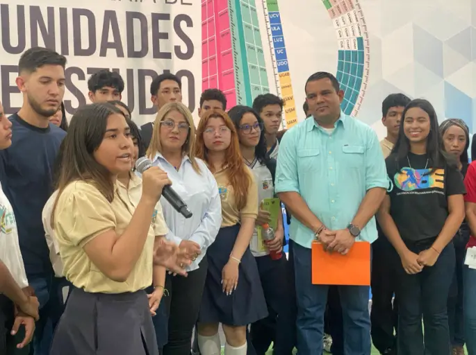 Estudiantes con expectativas aprovecharon la Expoferia de Oportunidades de Estudios 2025 para decidir sus carreras a estudiar.