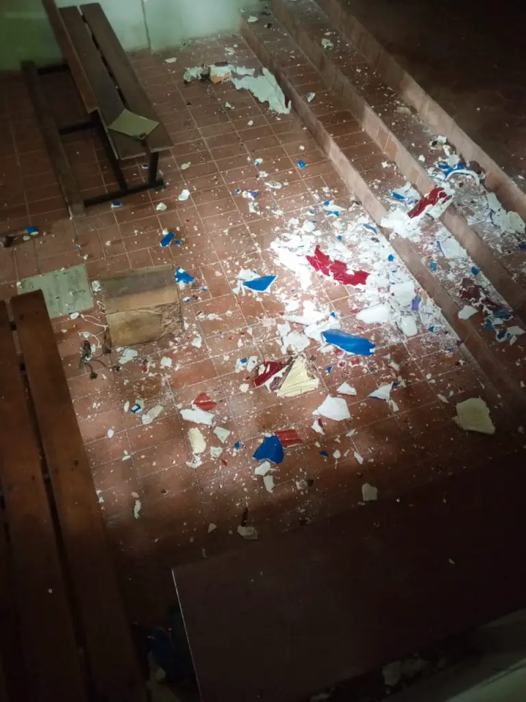 Joven destruye a martillazos imágenes en la iglesia de San Luis (+FOTOS)