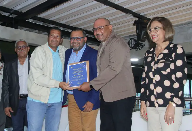 La Cámara Municipal de Colina realizó la sesión especial para entregar el Premio Municipal de Periodismo y la orden "Bhilla Torres de Molina"