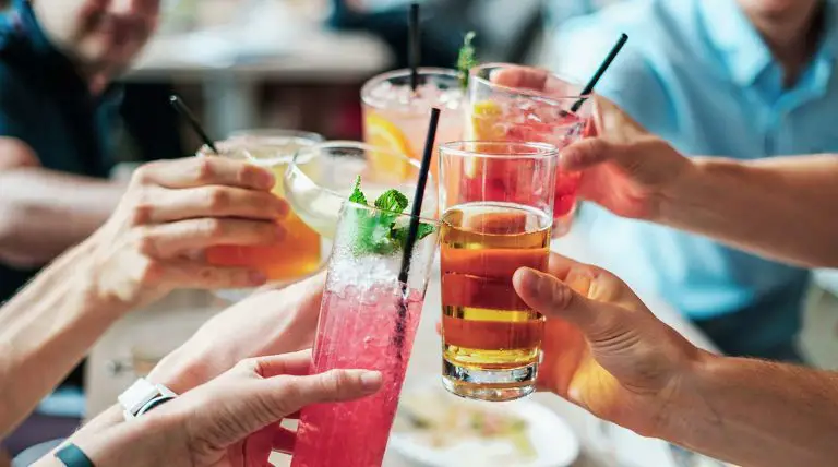 Descubren cuántos minutos de vida te quita un trago de alcohol