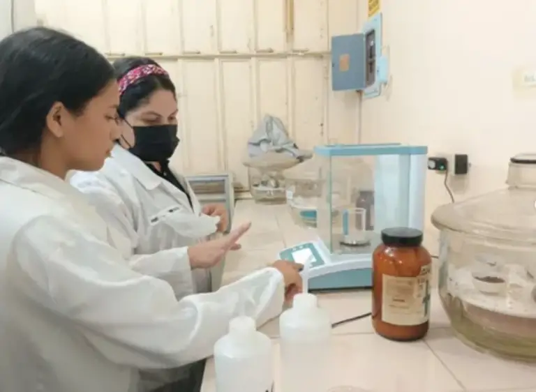 UPTAG abre sus laboratorios de química a estudiantes