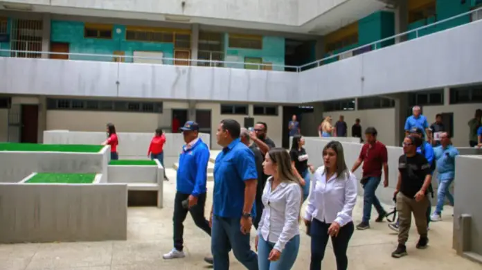 La agenda de trabajo de la máxima autoridad del estado, Víctor Clark, contempló la inspección a la remodelación del núcleo “los Perozos”.