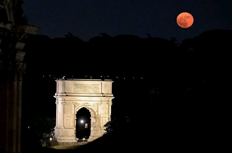 Las mejores imágenes que dejó la «luna de fresa»
