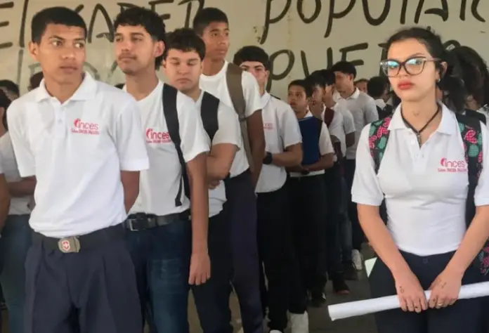 En los espacios de la gerencia del Inces en Coro, se realizó el lunes cívico, en esta oportunidad, organizado por los estudiantes del Liceo.