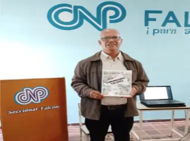 El periodista Nohé Ramón Gilson Reaño presentó el manual ilustrado para la familia "Comunicando Valores" en una actividad realizada en la sede del Colegio Nacional de Periodista, Coro.