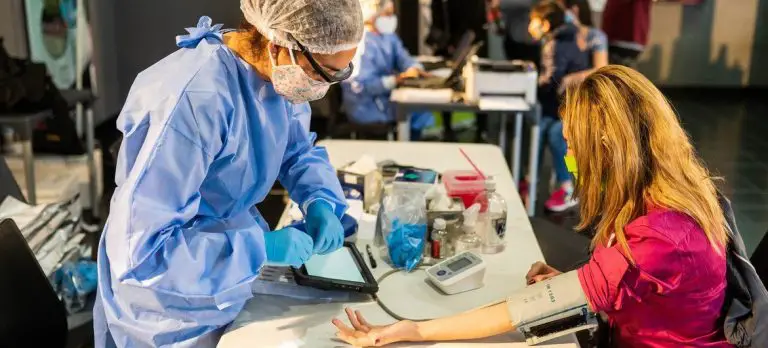 La OMS vigila una nueva variante del coronavirus:  NB.1.8.1