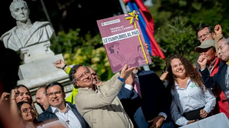 Petro convierte Reforma Laboral en ley de Colombia