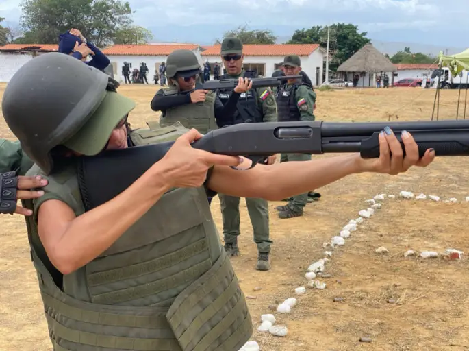 Periodistas y reporteros gráficos realizaron un taller de Corresponsal de Guerra y Orden Interno en el patrio de ejercicios del CZGNB-13.
