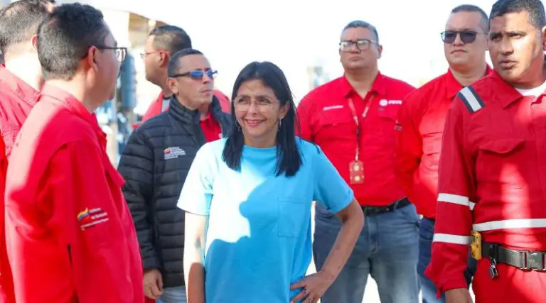 Delcy Rodríguez en el CRP para supervisar suministro de gasolina