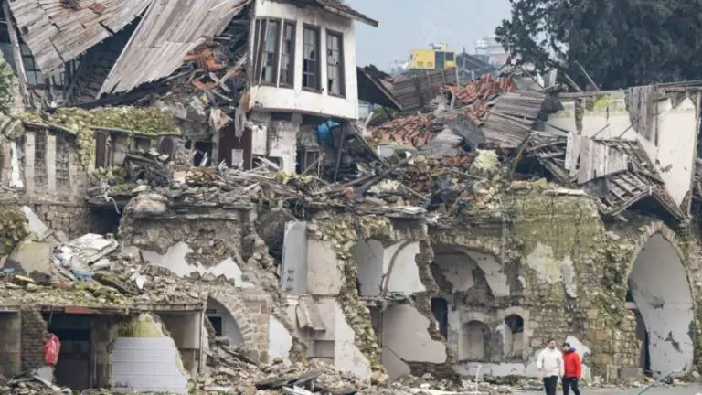 Al menos un muerto y 69 heridos en un terremoto de 5,8 en Turquía