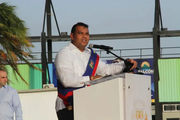 Con una sesión especial, el Consejo Legislativo del estado Falcón juramentó al ciudadano Víctor Clark Boscán como gobernador del estado Falcón