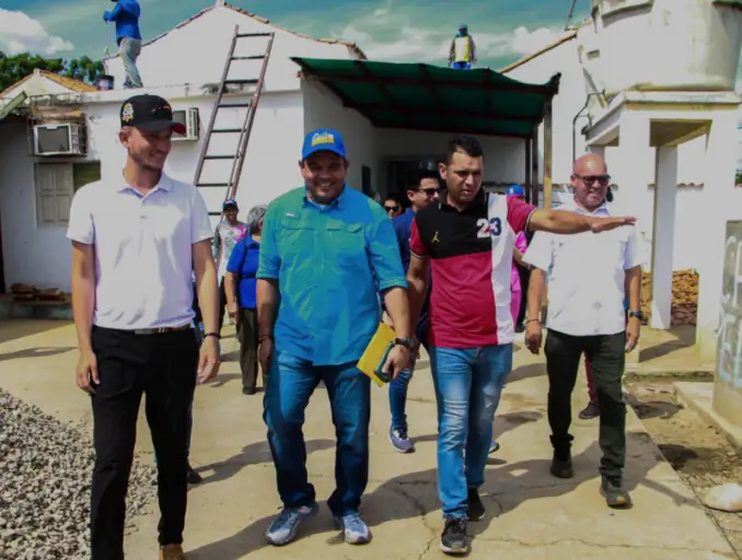 El gobernador Víctor Clark y los voceros de la comuna "El Renacer de Itaquire" supervisaron el hospital José Vicente Zavala de Pedregal.