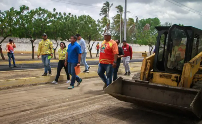 La intervención de la av. Ramón Antonio Medina de Coro sigue avanzando en la colocación de más de 4 mil toneladas de asfaltos.