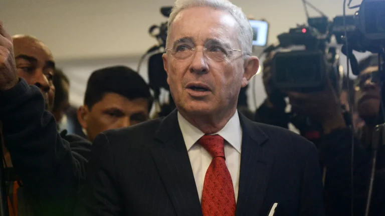 Colombia: Álvaro Uribe es declarado culpable por soborno