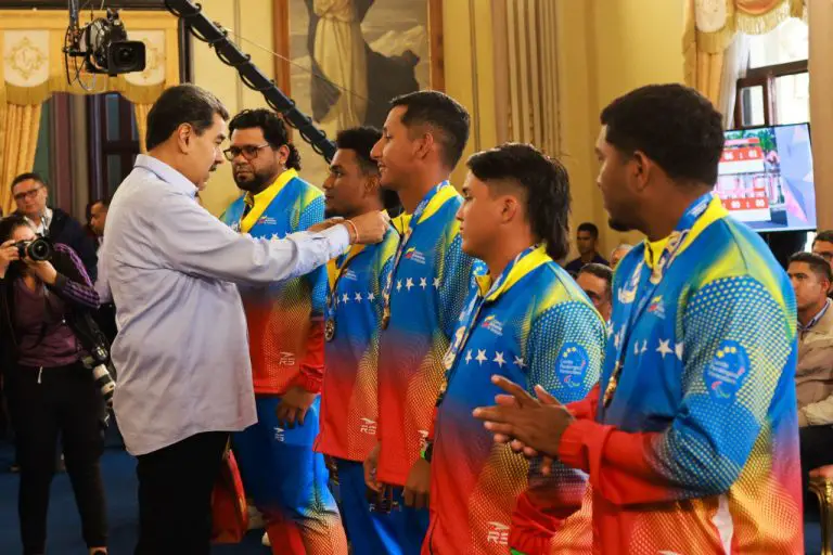 Campeones mundiales de Sóftbol reciben condecoración del presidente Maduro