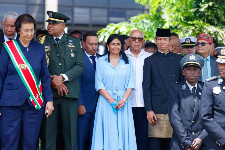 Delcy Rodríguez acompañó la toma de posesión en Surinam