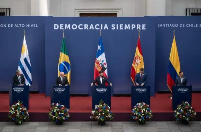 Cumbre por la democracia en Chile reúne a cinco presidentes