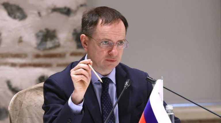 Negociador ruso descarta cumbre Putin-Zelenski sin antes cerrar acuerdo de paz