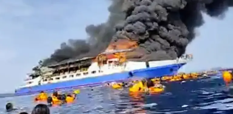 Incendio de buque en Indonesia deja tres muertos y 150 rescatados