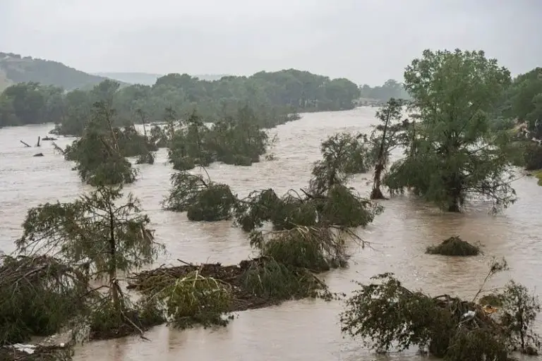 Inundaciones en Texas dejan más de 80 muertos, entre ellos 28 niños