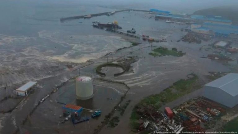 Tsunamis golpean Rusia y Japón tras sismo de magnitud 8.8