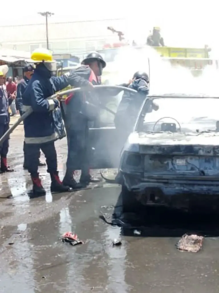 Se incendió un vehículo en el mercado viejo