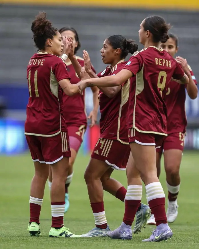 Vinotinto femenina