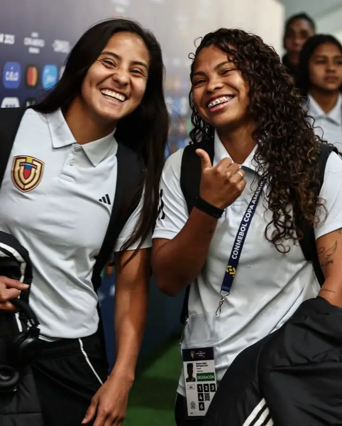 Vinotinto femenina
