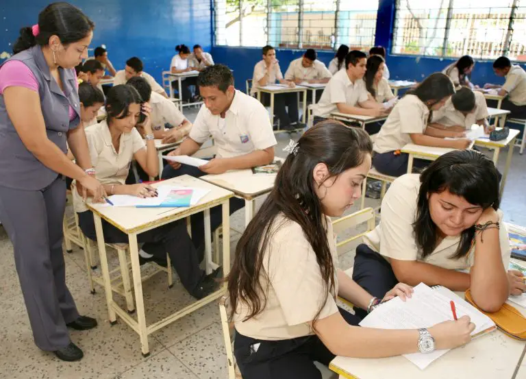 Ministerio de Educación: no hay cambio curricular en escuelas medias y técnicas