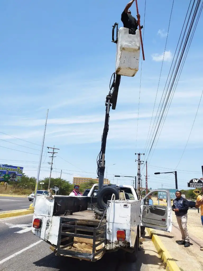 Carirubana | Ponen en funcionamiento semáforo de intersección Francisco de Miranda con Girardot