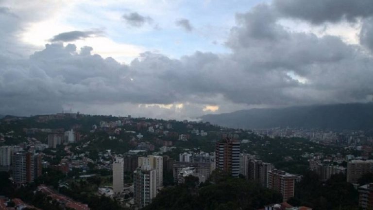 Inameh prevé nubosidad y lluvias por el desplazamiento de la onda tropical 17