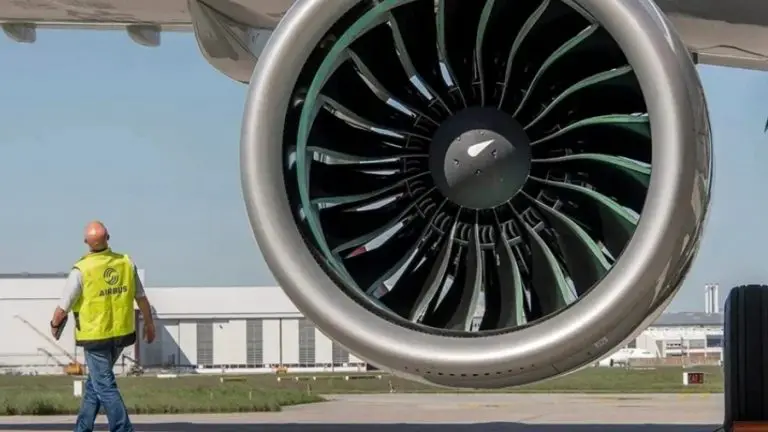 Hombre muere succionado por la turbina de un avión en Italia