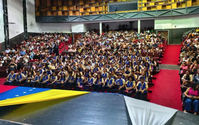 El teatro Armonía de la ciudad de Coro fue el escenario donde 114 graduandos recibieron sus títulos en la mención Ciencia y Tecnología.