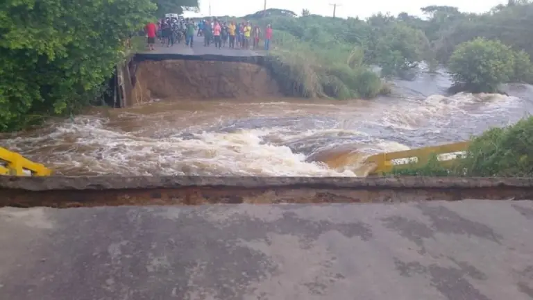 Autoridades atienden colapso de puente en Apure