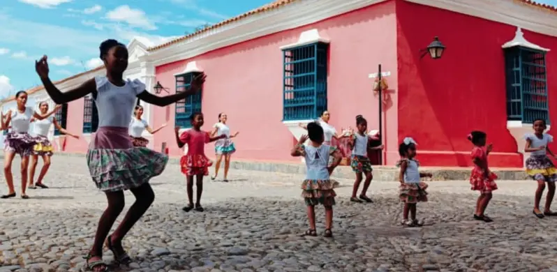 Coro celebró su día con el "Cafecito Cultural", un evento memorable que fusionó el intelecto, el Patrimonio y el arte.