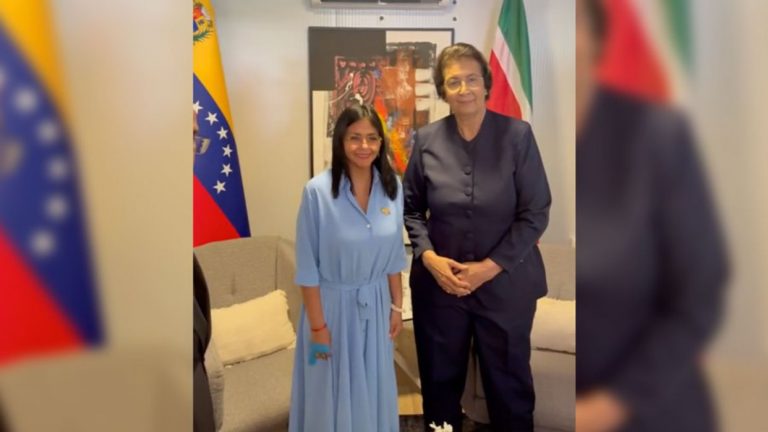 Delcy Rodríguez sostuvo reunión con la presidenta de Suriname