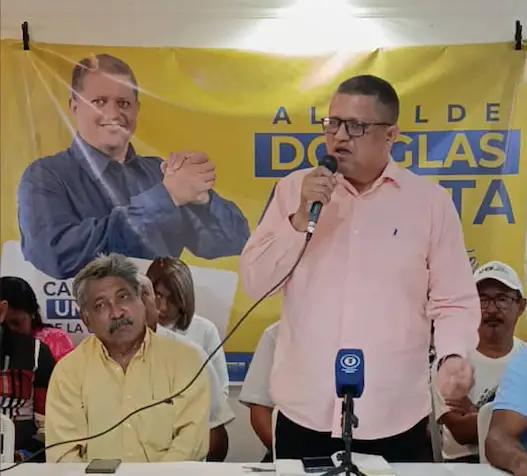 Con el compromiso de producir un cambio en el municipio, el candidato por la oposición en Miranda, Douglas Acosta presentó a su fórmula.