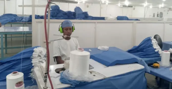 El Inces avala la formación de tres jóvenes en la Confeccionista de Prendas de Vestir en la Fábrica Venezolana de Descartables.