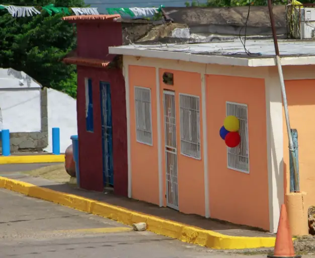 En una jornada marcada por la fe y el compromiso social, el gobernador Víctor Clark entregó de la Iglesia Nuestra Señora del Carmen.