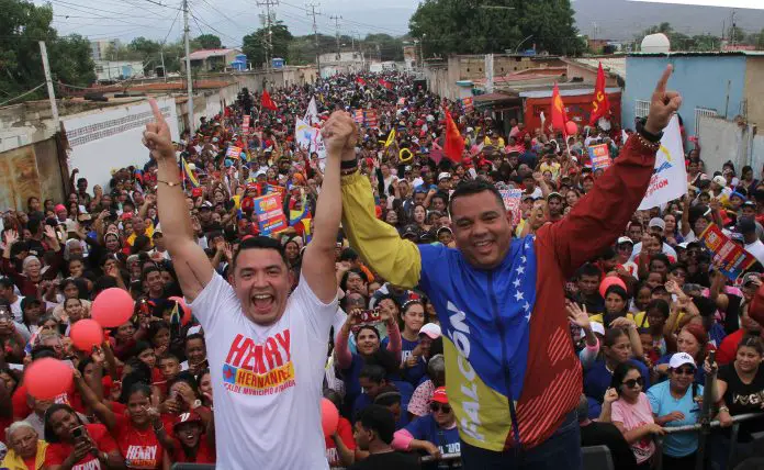 Este sábado los simpatizantes del Gran Polo Patriótico se volcaron a la calle Progreso de Coro en el arranque de la campaña electoral.