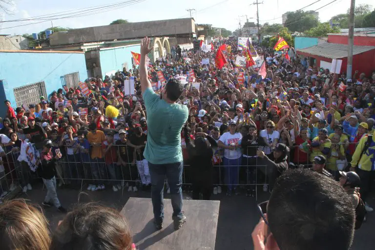 Desde la plaza Alí Primera de Bobare hasta la calle El Sol caminó la marea roja junto al candidato del GPP, Henry Hernández.