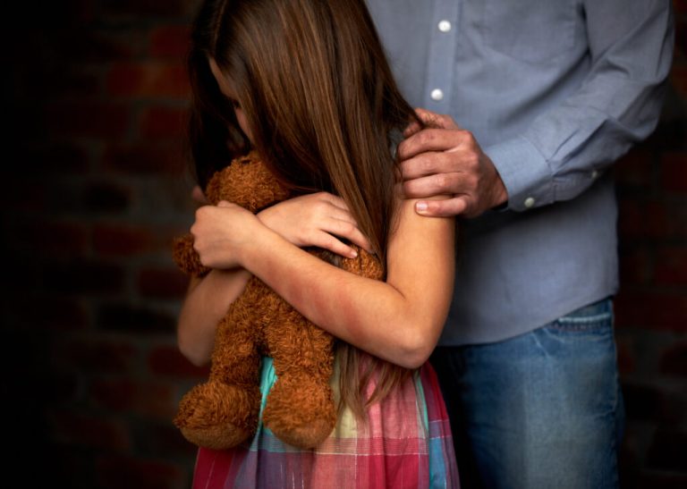 Migrante venezolano es acusado de abusar de su sobrina y otras niñas