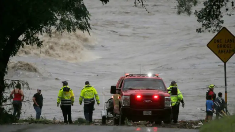 Texas |Inundaciones dejan 25 muertos y 20 niñas desaparecidas