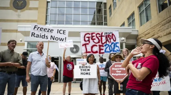 Jueza ordena a Trump detener redadas migratorias