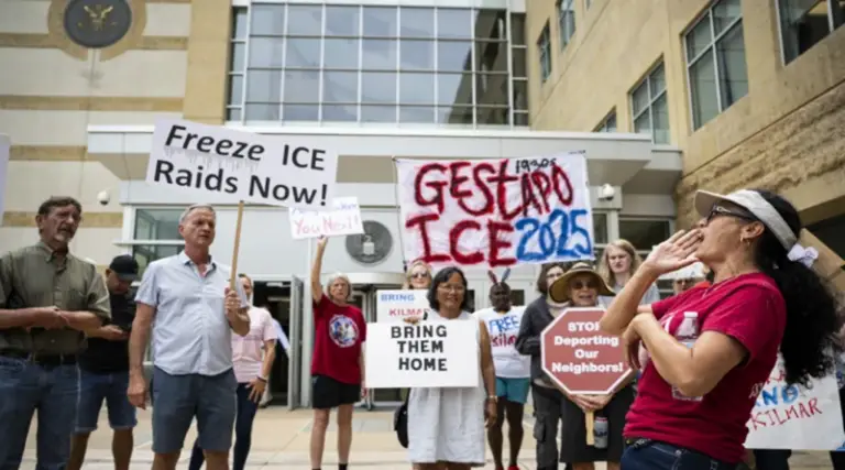 Jueza ordena a Trump detener redadas migratorias