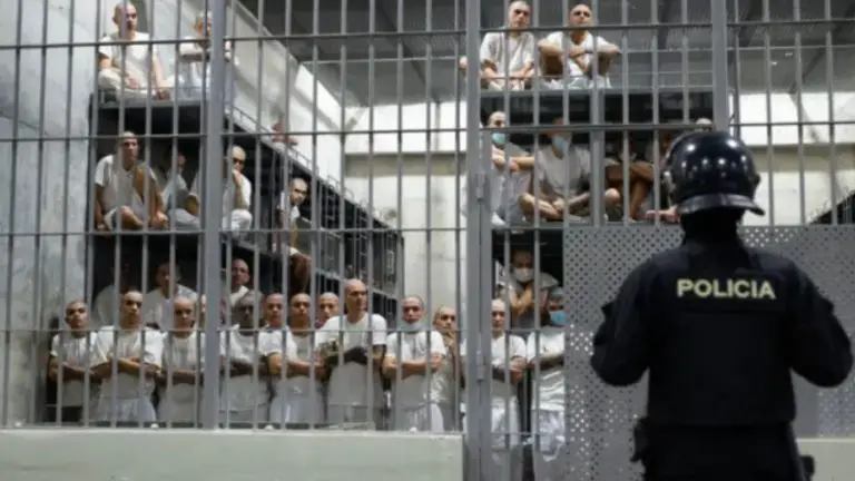 Migrante deportado denuncia las torturas sufridas en el Cecot