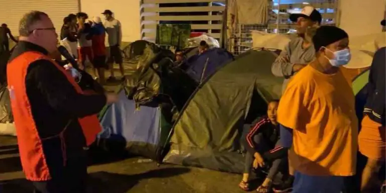 Costa Rica otorga permisos de trabajo a migrantes deportados de EE. UU.
