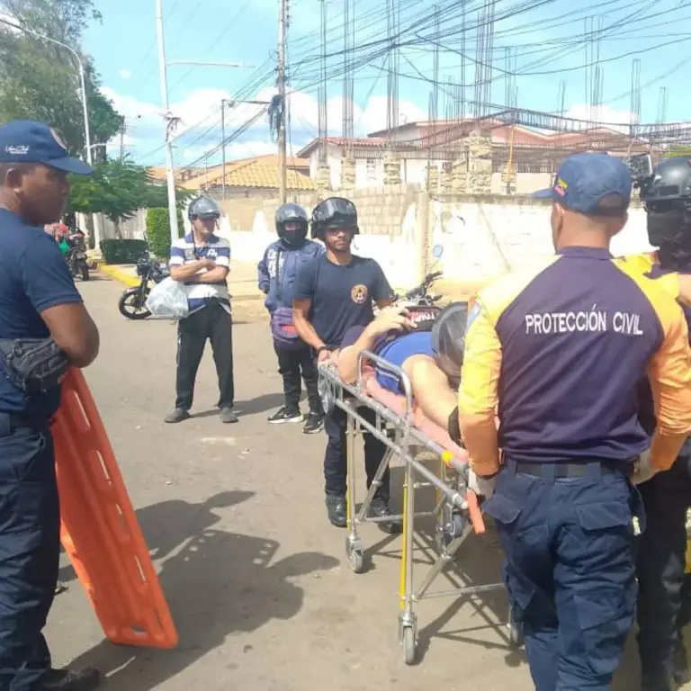 Accidente entre moto y vehículo dejó dos lesionados en Coro