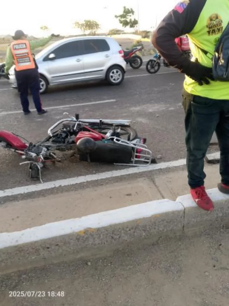 Motorizado muerto a chocar contra un poste en Punto Fijo